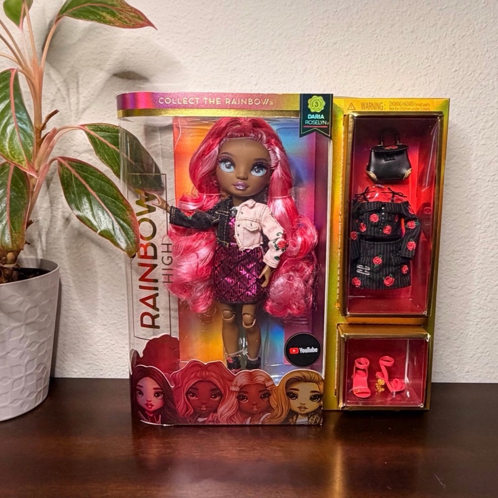 MGA Entertainment Rainbow High Series 3 Daria Roselyn